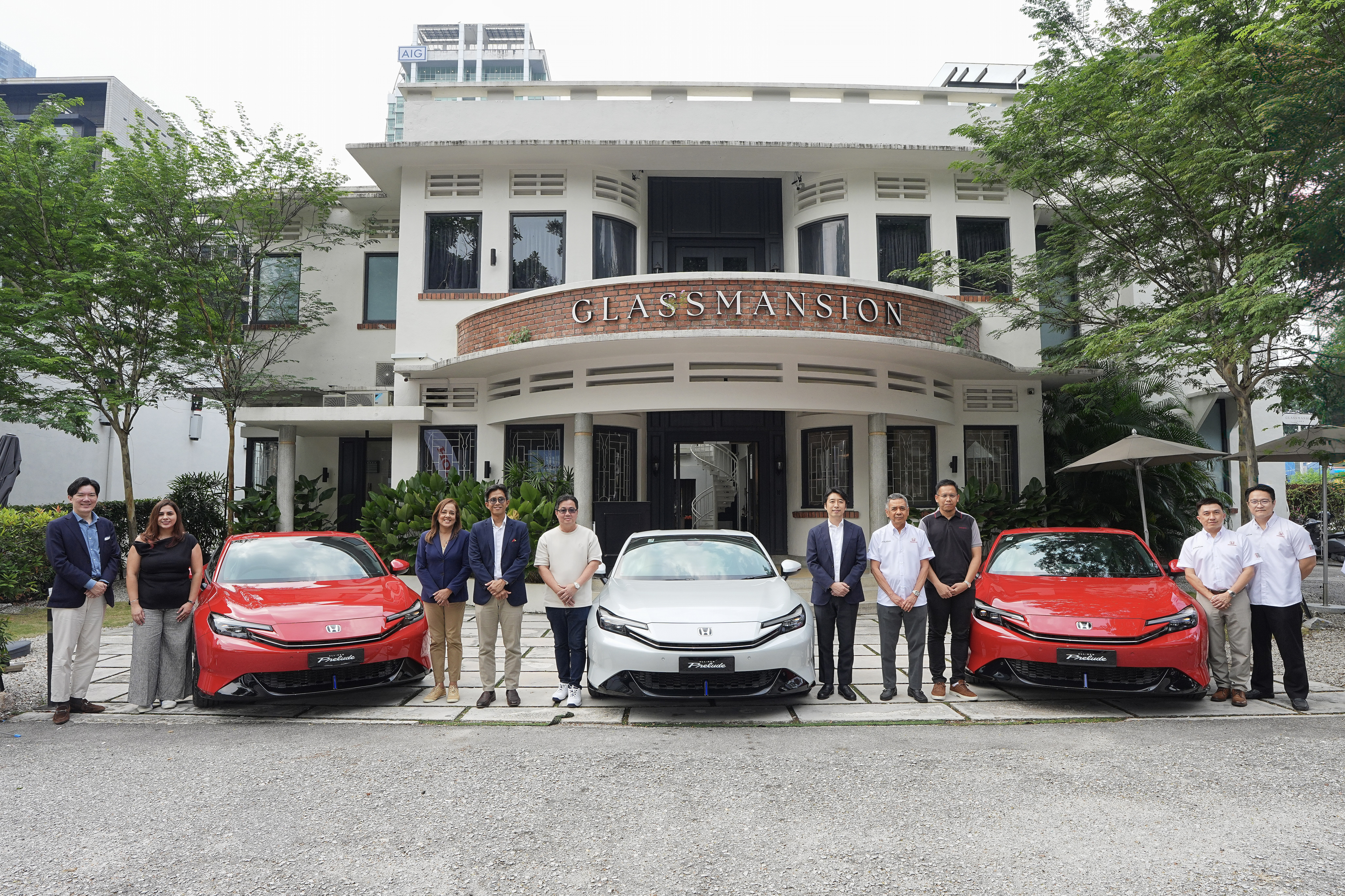 A commemorative photo with the proud owners of the All-New Prelude, alongside the Honda Malaysia Management and dealer representatives from Haslita Motor, Sumber Auto, and HZN Cars.