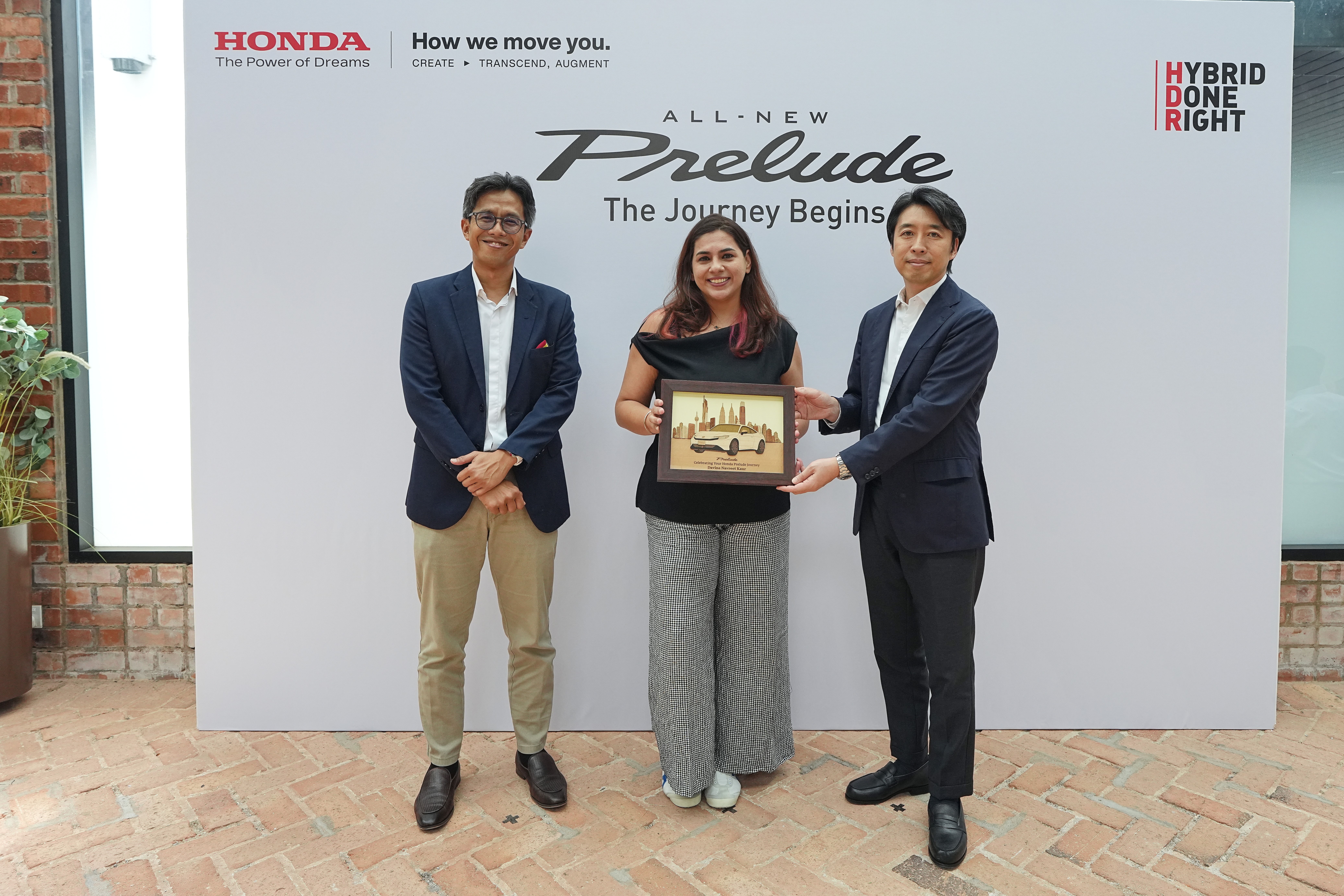 Dr. Davina Navreet Kaur, All-New Prelude owner (centre) with Honda Malaysia Managing Director & Chief Executive Officer Mr. Narushi Yazaki (right) and President & Chief Operating Officer Ir. Sarly Adle Sarkum (left).