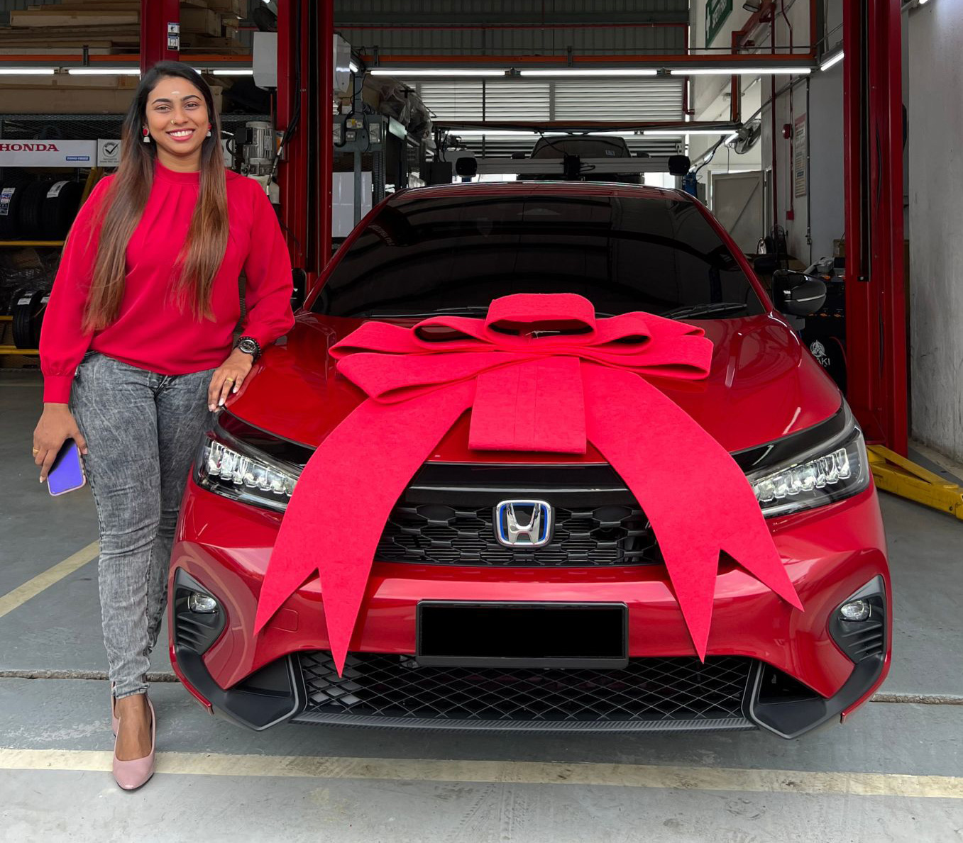 Ms. Shangkari Kumaran enjoys fuel savings, comfort and reliability with her City e:HEV, while Honda CONNECT provides added peace of mind.