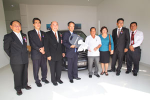 Car Delivery to 1<sup>st</sup> customer - From Left: Edward Wong, Director of Ban Lee Heng Motor Sdn Bhd, Rohime Shafie, President and COO of Honda Malaysia Sdn Bhd, Johnnie Wong, Managing Director of Ban Lee Heng Motor Sdn Bhd, Toru Takahashi presenting key to Mr. & Mrs Nyon, Sam Wong, Service Manager of Ban Lee Heng Motor Sdn Bhd, How Chee Seng, Sales Advisor of Ban Lee Heng Motor Sdn Bhd.