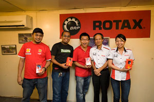 Surprise prize for the slowest team! From L-R: Shazrin (The Star), Syafril (The Star), Kon Wai Luen (Autoworld.com), Mr. Toru Takahashi & Monique Low (HMSB).