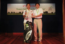 Mr.Atsushi Fujimoto, MD & CEO of HMSB presenting the 1<sup>st</sup> prize to Mr. Hideaki Shigematsu from Nippon Express.